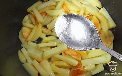 Через 5 минут жарки добавьте в картошку небольшую щепотку красного молотого перца. Перемешайте картошку и посолите по вкусу.