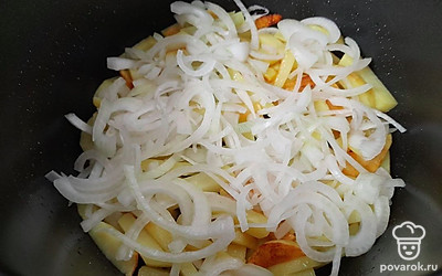 Сверху посыпьте репчатым луком. Продолжайте готовить еще 5 минут.