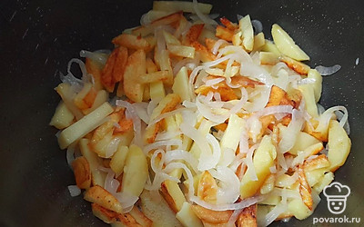 Перемешайте овощи и оставьте жариться на 7 минут.