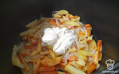 За 3 минуты до окончания жарки положите две столовых ложки сметаны.