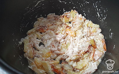 Тщательно все перемешайте. Дождитесь завершения работы мультиварки. 