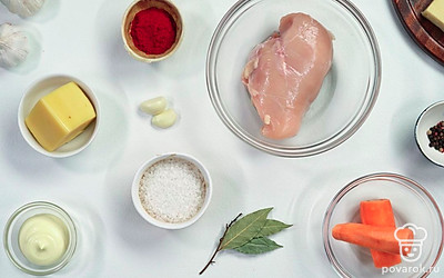 Проверьте все необходимые ингредиенты, помойте морковь и зелень, очистите морковь, промойте куриную грудку, подготовьте рабочую поверхность.