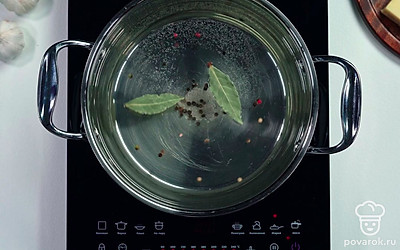 Вскипятите воду для отваривания курицы. Добавьте соль, лавровый лист и душистый перец по вкусу.