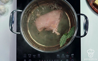 Отварите куриную грудку до готовности в течение 20 минут.