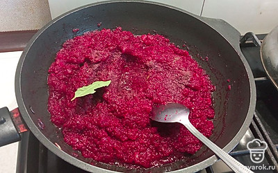 Добавить свеклу к луку, туда же лаврушку и соль, перец по вкусу. Тушить 15 минут.