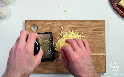 Натрите сыр на мелкой терке.