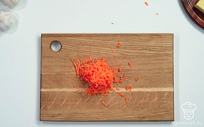 Натрите морковь на мелкой терке.