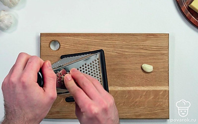 Натрите чеснок на мелкой терке.