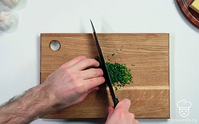 Мелко нарежьте зелень.