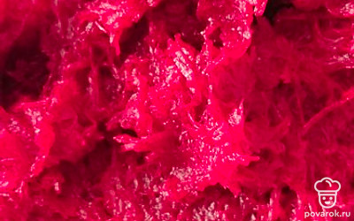 Отварить свеклу, очистить, натереть на мелкой терке.