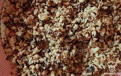 Измельчить орехи.