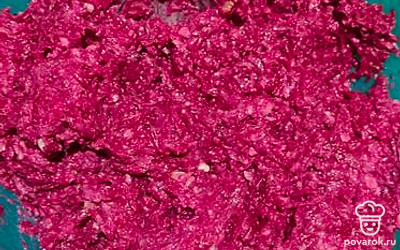 Смешать орехи со свеклой, посолить, заправить сметаной. 