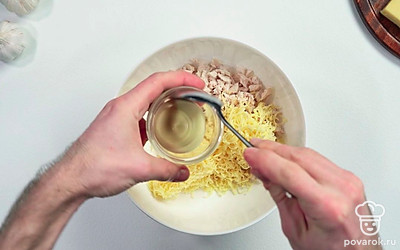 Переложите курицу, тертый сыр, чеснок и майонез в глубокую миску.