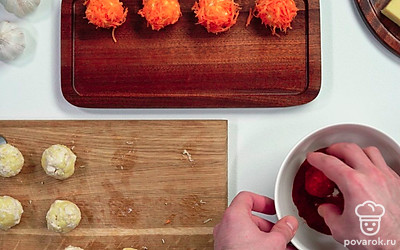 Обваляйте треть получившихся шариков в тертой моркови, треть – в паприке, и треть – в мелко нарезанной зелени.