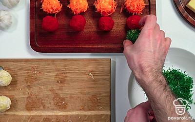 Подавайте закуску на плоской большой тарелке или специальной доске. Приятного аппетита!