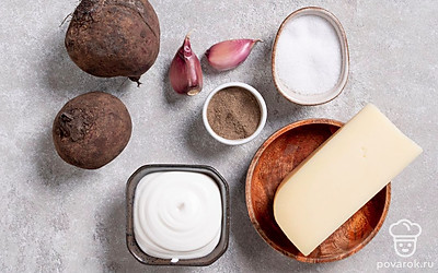 Отрежьте верхушки и хвостики свеклы, затем вымойте овощи под холодной водой. Чеснок очистите от шелухи, промойте. Грецкий орех очистите от скорлупы. Измельчите его в ступке, в блендере, либо просто мелко нарежьте ножом.