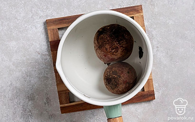 Выложите свеклу в кастрюлю, залейте холодной водой и поставьте на огонь. Вода должна покрывать корнеплоды целиком. Как только вода закипит, посолите ее и варите свеклу до готовности около 40 минут. Слейте воду и оставьте свеклу остывать.