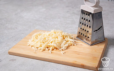 Сыр натрите на крупной или средней терке.