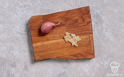 Зубчики чеснока также натрите через мелкую терку или пропустите через пресс.