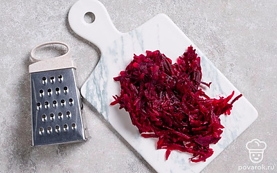 Остывшую свеклу очистите от кожуры. Натрите свеклу на крупной или средней терке.