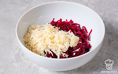 В глубокой миске смешайте свеклу, сыр и чеснок.