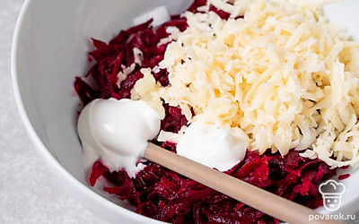 Заправьте салат майонезом. Посолите и поперчите по вкусу. Тщательно перемешайте.