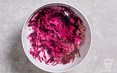 Чтобы салат успел пропитаться, накройте его крышкой или пищевой пленкой и уберите его в холодильник на полчаса. 