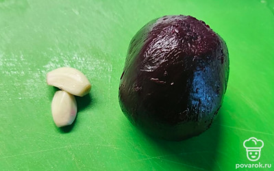 Свеклу промыть и отварить до готовности. Зубчики чеснока и очистить от шелухи.