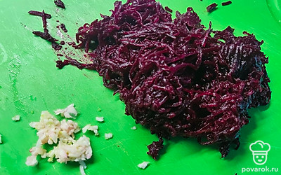 Чеснок и свеклу натереть на мелкой терке.