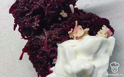 В глубокой миске смешать свеклу, чеснок, майонез и соль по вкусу.