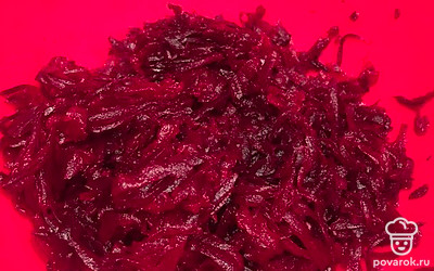 Сварить свеклу и натереть ее на крупной терке.