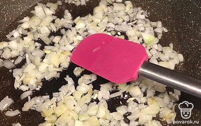 Обжарить лук.