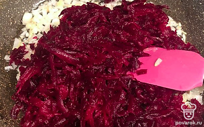 К луку добавить натертую на терке свеклу. 