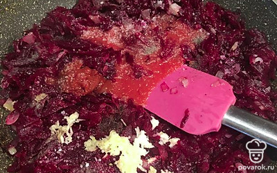 Затем выложить томатную пасту и чеснок.