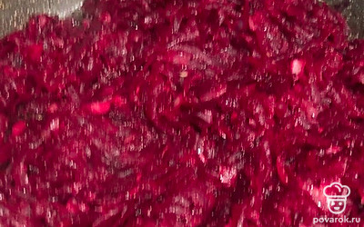 Протушить все 5-7 минут, добавив соль и перец.