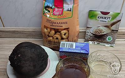 Подготовьте все необходимые продукты: вареную свеклу, мягкий рассольный сыр, тараллини, кунжут, зернистую горчицу, растительное масло, мед.