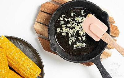 Обжарьте чеснок. Разогрейте сковороду со сливочным и оливковым маслом. Выложите чеснок на сковороду и обжарьте его одну минуту.