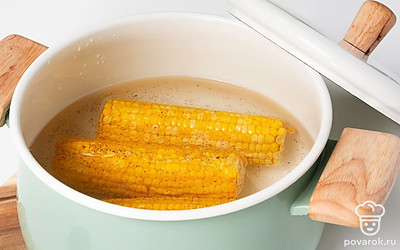 Приготовьте блюдо. В кастрюлю налейте воду, добавьте кукурузу, соль, перец и лимонный сок, закройте крышкой и готовьте 5 минут. После снимите крышку и варите еще 4 минуты. Достаньте початки из кастрюли и полейте их маслом с чесноком.