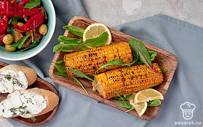 Подавайте запеченную кукурузу с медом горячей, посыпав ее ванильным сахаром.