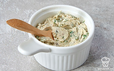 Подготовьте специи для кукурузы. В миску выложите сливочное масло. Соедините его с зеленью, чесноком, солью, перцем, кориандром, базиликом. Тщательно перемешайте.