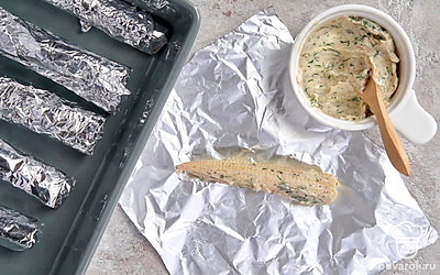 Приготовьте кукурузу со специями. Включите духовку на 200 градусов. Фольгу разделите на насколько частей. На каждую часть выложите по одному початку. Смажьте кукурузу смесью из сливочного масла и специй со всех сторон. Заверните початок в фольгу. Выложите готовые початки на противень и поставьте запекаться на 40 минут.