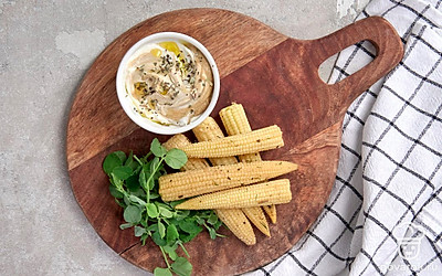 Подавайте запеченную кукурузу прямо в фольге с креманкой соуса из сметаны с горчицей.