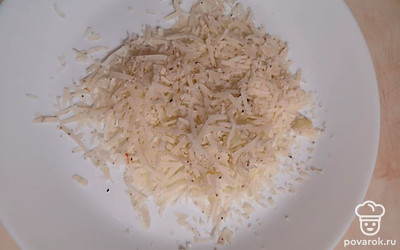 Пармезан натереть на мелкой терке.