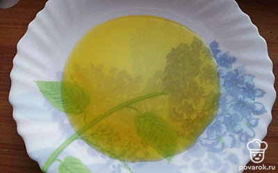 В тарелку наливаем оливковое масло. 