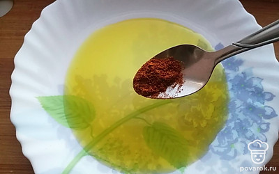 Всыпаем паприку. 