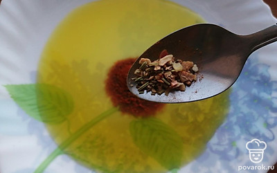 Добавляем смесь перцев. Хорошо перемешиваем. 