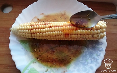 Кукурузу хорошо поливаем получившемся маслом. Оставляем на 10 минут. Далее обжариваем со всех сторон на сковороде 15 минут. 