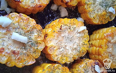 Кукурузу нарежьте. Обжарьте на топленом масле, посыпав солью и нарезанным чесноком.