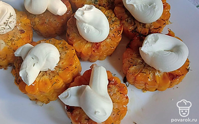 Поверх кукурузы выложите творожный сыр.