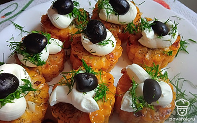 Подавайте, украсив маслинами.